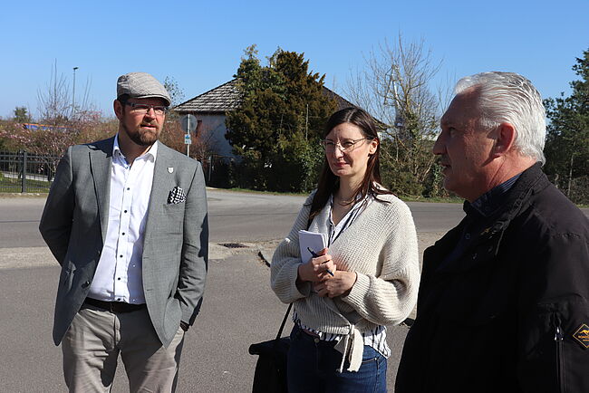 Foto Uwe Baumgart / das Foto zeigt „Volksstimme-Redakteurin“ Julia Schneider bei einem Pressegespräch mit Landrat Martin Stichnoth und Amtsleiter Guido Kambach im Freien.