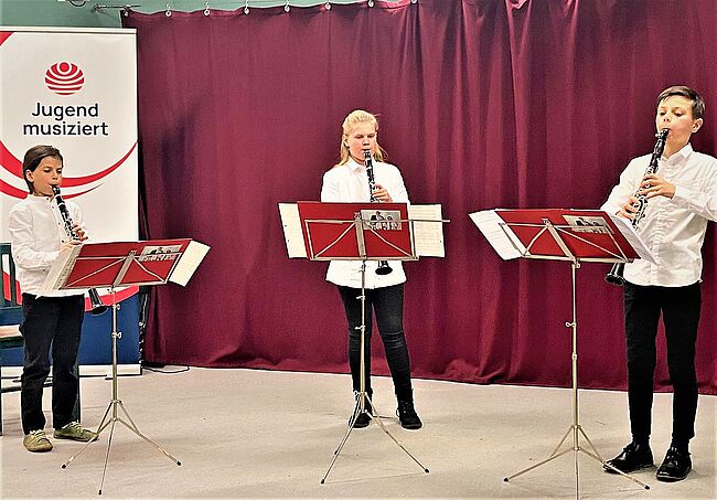 Foto Klarinettenlehrer Uwe Blamberg / sein Klarinettentrio Samuel Vater, Tabea Daenecke, Oliver Richter war beim Landeswettbewerb „Jugend musiziert“ in der Altersgruppe II in Magdeburg erfolgreich