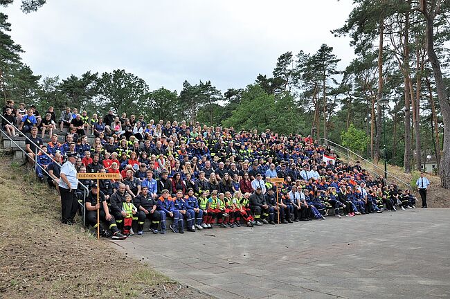 Foto Landkreis Börde / vom 14. bis 17. Juli 2022 hat der Kreisfeuerwehrverband Ohrekreis sein Sommerlager für Mitglieder von Kinder- und Jugendfeuerwehren in Arendsee veranstaltet. Auf dem Foto sind rund 300 Kinder, Jugendliche und Betreuer zu sehen. 