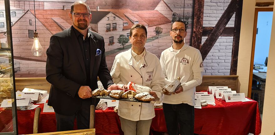 Das Foto ist in der Schaubäckerei Denni Nitzschke in Calvörde entstanden. Martin Stichnoth, Landrat des Landkreises Börde überzeugte sich gemeinsam mit Bä-ckermeister Manfred Stelmecke (Bäckerei Stelmecke, Borne) und Bäckermeister Den-ni Nitzschke (Schaubäckerei Nitzschke Calvörde) von der Qualität der Stollen aus der Region (v. l. n. r.) 