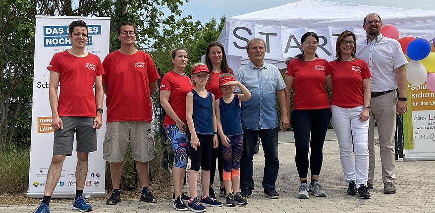 Foto Landkreis Börde / die Laufschuhe geschnürt - auch ein Team des Landkreises Börde ist in Samswegen am Start - hier ein Gruppenfoto mit den Läuferinnen und Läufern und Landrat Martin Stichnoth