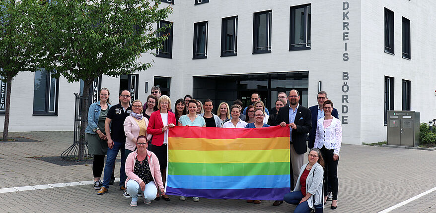 Regenbogenband über Deutschland zum Internationalen Tag gegen Homo-, Bi-, Inter* und Trans*feindlichkeit (IDAHOBIT*)