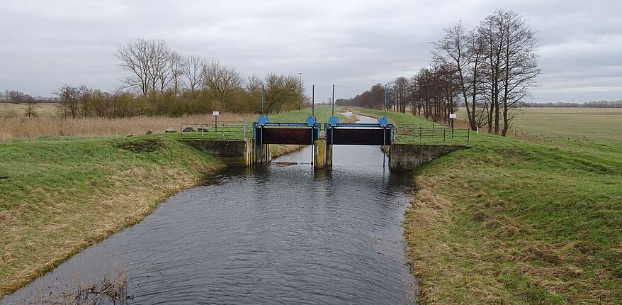 Landkreis Börde / nach der Beratung in Haldensleben ging es direkt in Richtung "Großes Bruch". Bei der Exkursion machten sich die Exkursionsteilnehmer ein Bild vor Ort. Im Bild eine wasserregulierende Anlage. 