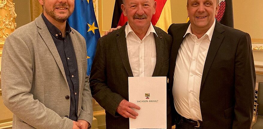 Hartmut Baethge mit Geschäftsführer Florian Bortfeldt (links) und Präsident Torsten Fieseler (rechts) vom Kreissportbund Börde (Foto: KSB)