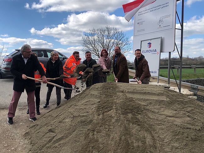 Foto Landkreis Börde / Baustart für den straßenbegleitenden Radweg von Nienhagen (Harz) bis an die Kreisgrenze "Börde" 