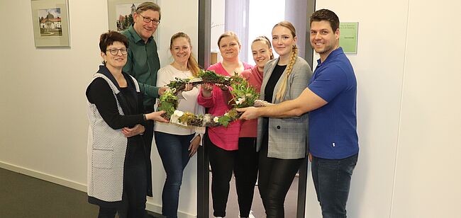 Uwe Baumgart / stellvertretend für Landrat Martin Stichnoth nehen die Kollegen die Osterbotschaft von der Sekundarschule "Marie Gerike" in Empfang