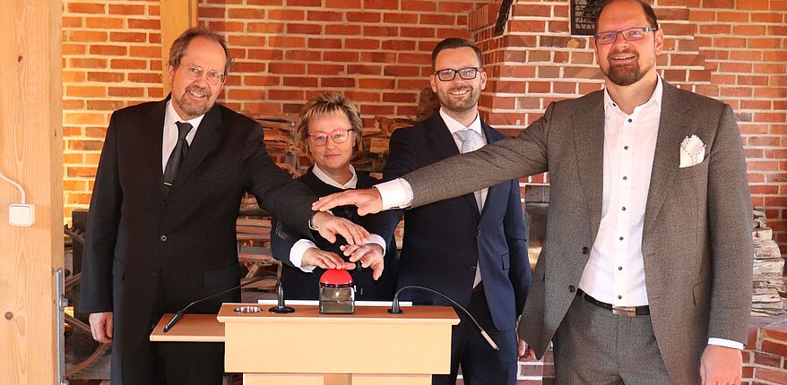 Das Foto zeigt Landrat Martin Stichnoth, Ludwig Strötges, Denkmalleiterin Marion Nier und Michael Tretschok im Kaminzimmer des Technischen Denkmals Ziegelei in Hundisburg beim "symbolischen Knopfdruck".