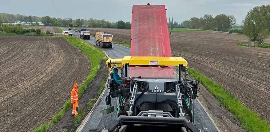 Landkreis Börde / Am 16. Juni 2023 gegen Mittag wird die Vollsperrung der Kreisstraße 1162, Hillersleben Richtung Haldensleben, aufgehoben. Dann ist die Straße für den öffentlichen Fahrzeugverkehr wieder nutzbar. 