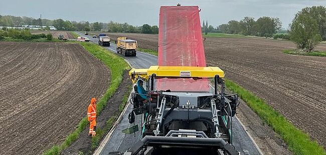 Landkreis Börde / Am 16. Juni 2023 gegen Mittag wird die Vollsperrung der Kreisstraße 1162, Hillersleben Richtung Haldensleben, aufgehoben. Dann ist die Straße für den öffentlichen Fahrzeugverkehr wieder nutzbar. 