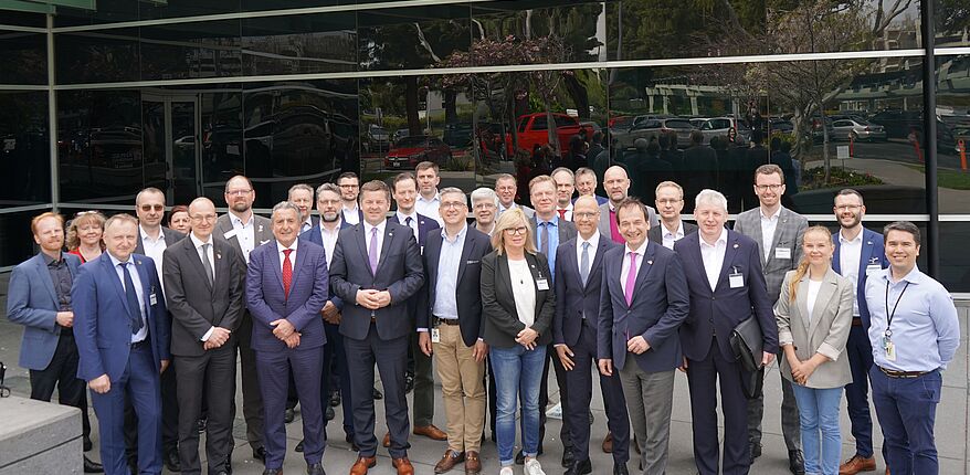 Ministerium Wirtschaft Sachsen-Anhalt / hier ein Erinnerungsfoto mit den Delegationsteilnehmern vor dem "Applied Materials Maydan Technology Center" 