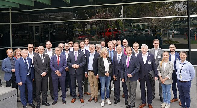 Ministerium Wirtschaft Sachsen-Anhalt / hier ein Erinnerungsfoto mit den Delegationsteilnehmern vor dem "Applied Materials Maydan Technology Center" 