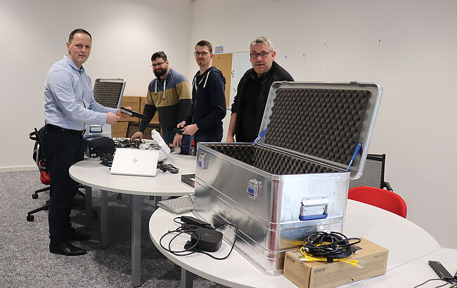 Foto Uwe Baumgart / Rückführung der Computertechnik vom Impfzentrum an das Land Sachsen-Anhalt. Im Bild v.l.n.r. Mario Bernsdorf, Tilmann Buchwald und Gordon Wolter sowie Stefan Crackau. Crackau war für die Koordinierung dezentraler Impftermine verantwortlich.