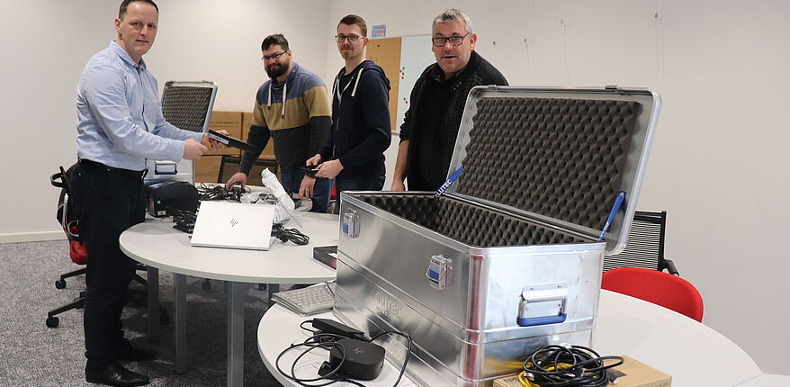 Foto Uwe Baumgart / Rückführung der Computertechnik vom Impfzentrum an das Land Sachsen-Anhalt. Im Bild v.l.n.r. Mario Bernsdorf, Tilmann Buchwald und Gordon Wolter sowie Stefan Crackau. Crackau war für die Koordinierung dezentraler Impftermine verantwortlich.