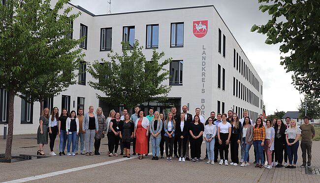 Foto Uwe Baumgart / Ausbildung ist eine Teamleistung / neben den neuen Auszubildenden in der Bildmitte nehmen auch die Ausbildungsbeauftragten und die mit der Ausbildung befassten Mitarbeiter Aufstellung zum Erinnerungsfoto vor dem Hauptverwaltungsgebäude des Landkreises Börde in Haldensleben.