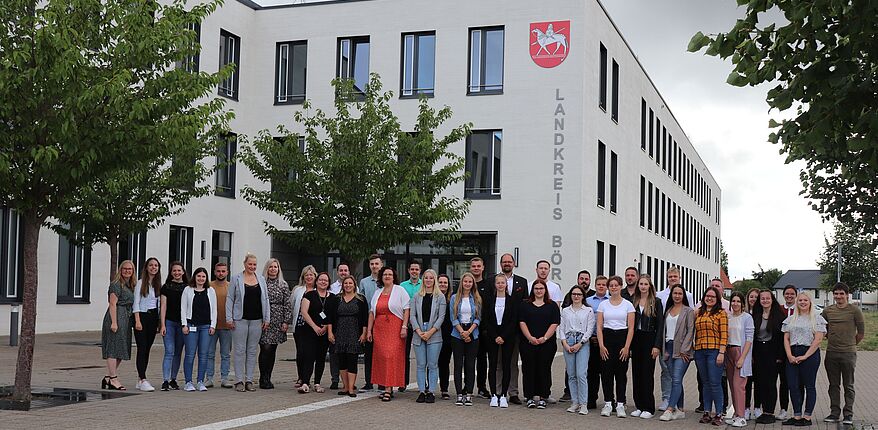 Foto Uwe Baumgart / Ausbildung ist eine Teamleistung / neben den neuen Auszubildenden in der Bildmitte nehmen auch die Ausbildungsbeauftragten und die mit der Ausbildung befassten Mitarbeiter Aufstellung zum Erinnerungsfoto vor dem Hauptverwaltungsgebäude des Landkreises Börde in Haldensleben.