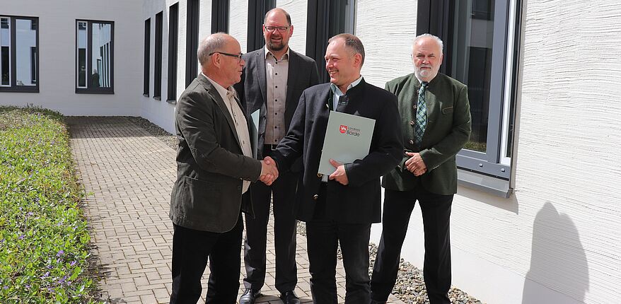 Foto Uwe Baumgart / Matthias Voigt (vorn rechts) wird auch weiterhin auf die Erfahrungen von Ortwin Görke zurückgreifen. Vor den Augen von Landrat Martin Stichnoth und Kreisjägermeister Heinrich Schulze ist die Amtsübergabe nun auch symbolisch vollzogen.