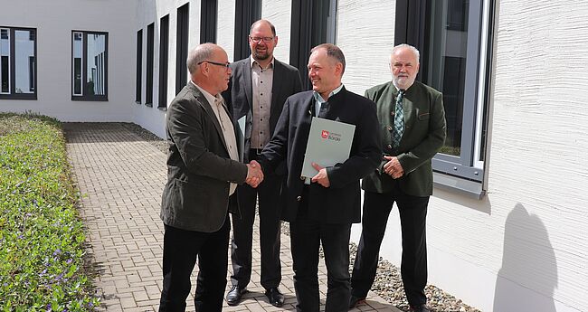 Foto Uwe Baumgart / Matthias Voigt (vorn rechts) wird auch weiterhin auf die Erfahrungen von Ortwin Görke zurückgreifen. Vor den Augen von Landrat Martin Stichnoth und Kreisjägermeister Heinrich Schulze ist die Amtsübergabe nun auch symbolisch vollzogen.