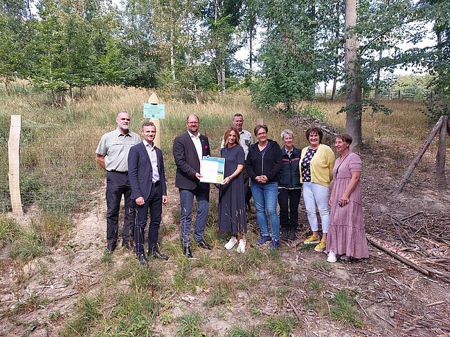 Foto Landkreis Börde / ein tolles Projekt, ein "Schülerwald" im Kommunalwald des Landkreises Börde im Hohen Holz. Hier überreicht Landrat Martin Stichnoth eine Erinnerungsurkunde an die Schulleitung. 