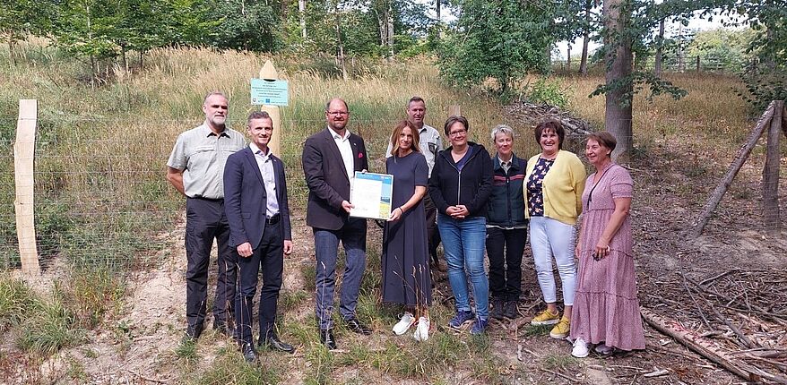 Foto Landkreis Börde / ein tolles Projekt, ein "Schülerwald" im Kommunalwald des Landkreises Börde im Hohen Holz. Hier überreicht Landrat Martin Stichnoth eine Erinnerungsurkunde an die Schulleitung. 