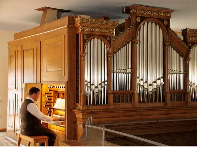 Foto Förderverein Dorfkirche Bebertal / der Hillersleber Organist Thomas Beißert sitzt an der Orgel in Bebertal und spielt.