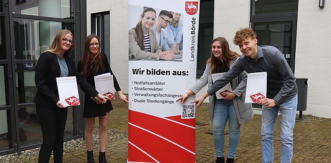 Foto Uwe Baumgart / (v.l.n.r) ab Sommer 2023 studieren Sara Kirsch, Anna Wolff, Vivien Kegel und Justus Kaßmann an der Fachhochschule Harz. Die jungen Leute haben in diesen Tagen ihre Studienverträge erhalten. 