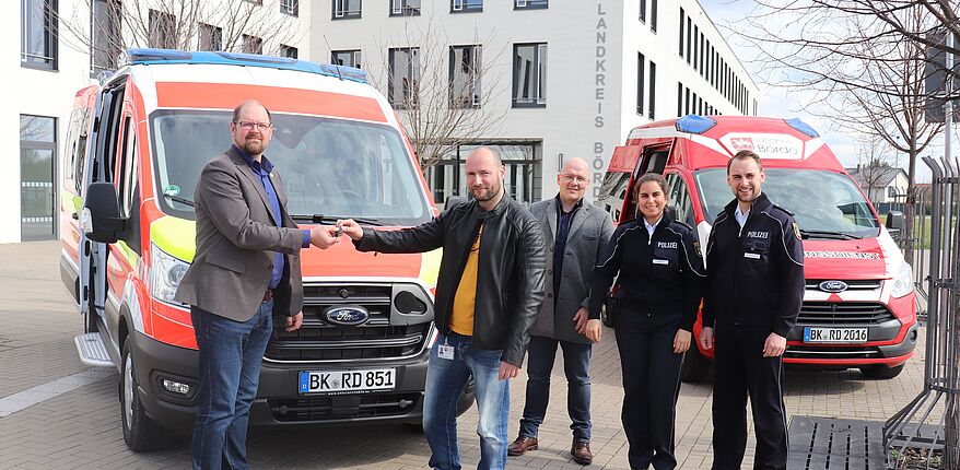 Foto Uwe Baumgart / der neue Rettungstransportwagen kommt im Wirkungsumfeld der Rettungswachen des Landkreises Börde zum Einsatz. Landrat Martin Stichnoth wünscht allzeit guten und unfallfreie Fahrt.