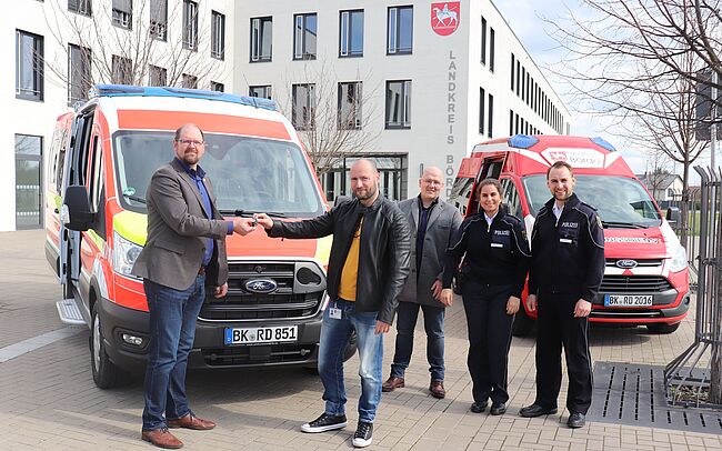 Foto Uwe Baumgart / der neue Rettungstransportwagen kommt im Wirkungsumfeld der Rettungswachen des Landkreises Börde zum Einsatz. Landrat Martin Stichnoth wünscht allzeit guten und unfallfreie Fahrt.