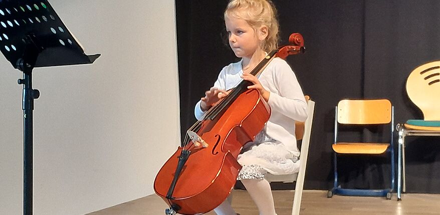 Archivbild Kreismusikschule Haldensleben / hier Musikschülerin Mathilde Preikschas am Cello