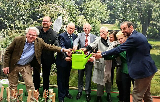 Das Foto wurde aufgenommen zur Eröffnung / die Herrschaften stehen mit einer Gießkanne in den Händen vor eine Medienwand mit Gartenmotiven; von links nach rechts: Professor Dr. Christian Antz (Botschafter Natur im Garten), Landrat Martin Stichnoth, Dr. Onko Aikens (Vorstandsvorsitzender Gartenträume), Gert Zender (Staatssekretär im Ministerium für Wirtschaft, Tourismus, Landwirtschaft und Forsten des Landes Sachsen-Anhalt), Christa Ringkamp (Kuratorin der Ausstellung / Gartenakademie Sachsen-Anhalt), Urte Ohnesorge (Vorstand Natur im Garten Deutschland), Steffi Trittel (Bürgermeisterin Hohe Börde), Karl Ploberger (Botschafter Natur im Garten und BioGärtner des ORF).