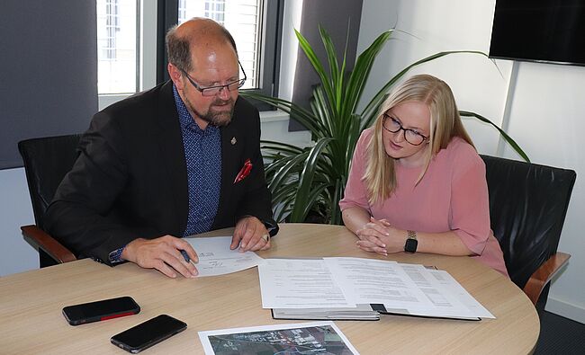 Foto Uwe Baumgart / am Tisch des Landrates geht es um Themen, Existenzgründer und Jungunternehmer betreffend. Sie haben Bearatungsbedarf? Bitte nehmen Sie mit Jolina Holze Kontakt auf.  Im Bild Landrat Martin Stichnoth und Joline Holze im Gespräch. 