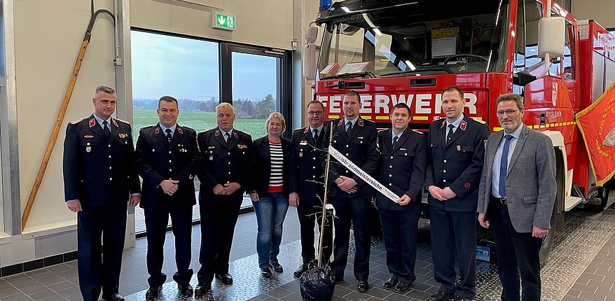 Landkreis Börde / Aufstellung zum Erinnerungsfoto. Das neue Feuerwehrgerätehaus "Eilsleben/Ummendorf" wurde offiziell eingeweit und in Betrieb genommen.