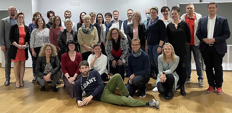 Das Foto zeigt im Sitzungssaal die große Gruppe an Beratungsteilnehmern. Links und rechts flankiert von Landrat Martin Stichnoth und Dezernent Marcus Waselewskid