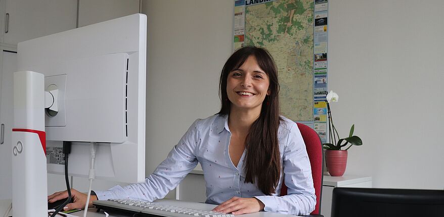 Das Foto zeigt Katja Klommhaus an ihrem Arbeitplatz - am Computer - im Büro.