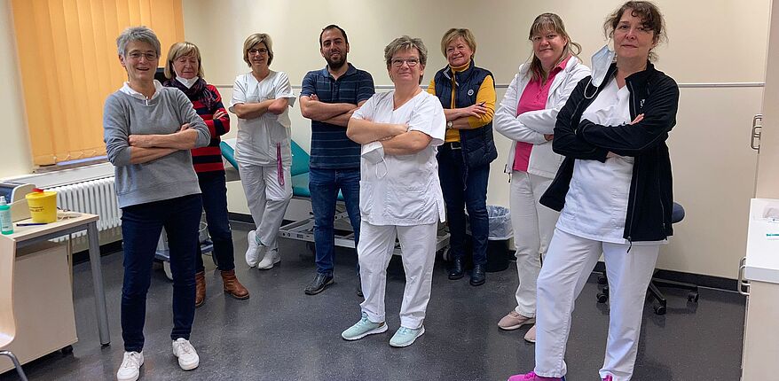 Das Foto zeigt die Akteure der beiden Impfteamt un die Helfer. Ganz linkst steht "Chefärztin" Dr. Heike Bien, ärztliche Leiterin des Helios Börde-Klinikums in Oschersleben-Neindorf