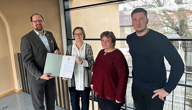 Landkreis Börde / Landrat Martin Stichnoth gratuliert Schulleiterin Claudia Günwald zur Auszeichnung mit dem Demografiepreis Sachsen-Anhalt. Daneben Projektleiterin Brigitte Buthge und Tim Teßmann, Abgeordneter des Landtages Sachsen-Anhalt.