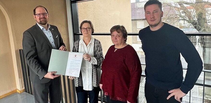 Landkreis Börde / Landrat Martin Stichnoth gratuliert Schulleiterin Claudia Günwald zur Auszeichnung mit dem Demografiepreis Sachsen-Anhalt. Daneben Projektleiterin Brigitte Buthge und Tim Teßmann, Abgeordneter des Landtages Sachsen-Anhalt.