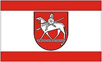 Fahne des Landkreis Börde: Die Flagge ist rot-weiß-rot (1:4:1) gestreift (Längsform: Streifen senkrecht verlaufend; Querform: Streifen waagerecht verlaufend) und mittig mit dem Landkreiswappen belegt.