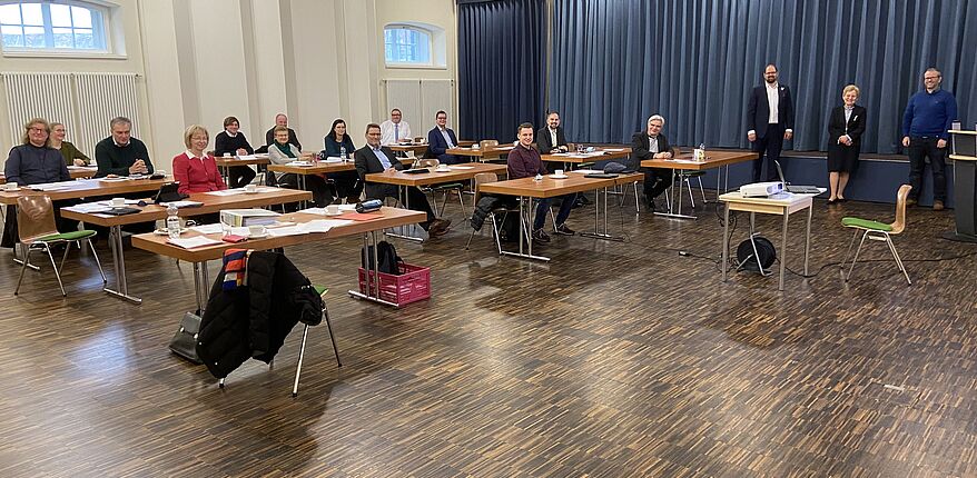 Das Foto zeigt einen Einblick in den Saal des Schlosses in Hundisburg. Unter Beachtung der Abstandsregeln sitzen die künftigen Vereinsmitglieder an einzelnen Tischen. Inhaltlich geht es um die Konstituierung des Vereins.