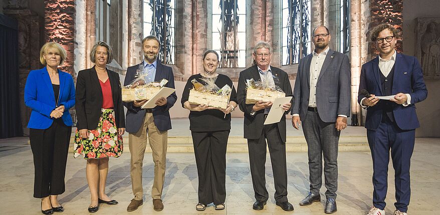 Foto Matthias Piekacz / Landesregierung Sachsen-Anhalt / Franz-Ulrich Keindorff, Martin Schindler und Janet Beckroth haben auf Vorschlag von Landrat Martin Stichnoth an der Ehrungsveranstaltung teilgenommen. Hier ein Gruppenbild mit Dr. Tamara Zieschang und Landrat Martin Stichnoth in der Magdeburger Johanniskirche.