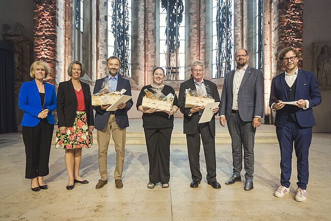 Foto Matthias Piekacz / Landesregierung Sachsen-Anhalt / Franz-Ulrich Keindorff, Martin Schindler und Janet Beckroth haben auf Vorschlag von Landrat Martin Stichnoth an der Ehrungsveranstaltung teilgenommen. Hier ein Gruppenbild mit Dr. Tamara Zieschang und Landrat Martin Stichnoth in der Magdeburger Johanniskirche.