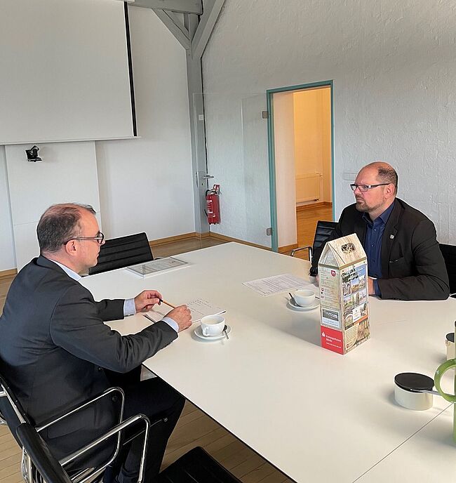 Landkreis Börde / Dr. Marion Kremling und Landrat Martin Stichnoth reden über die Schnittstellen der Zusammenarbeit