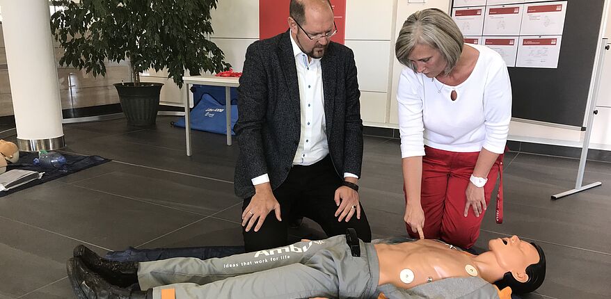Archive photo 2019 Uwe Baumgart / Katrin Baier trains resuscitation with District Administrator Martin Stichnoth for Heart Week of the Class of 2019.