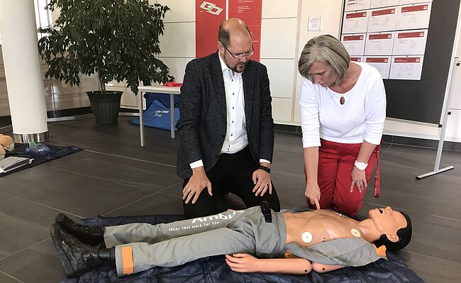 Archive photo 2019 Uwe Baumgart / Katrin Baier trains resuscitation with District Administrator Martin Stichnoth for Heart Week of the Class of 2019.