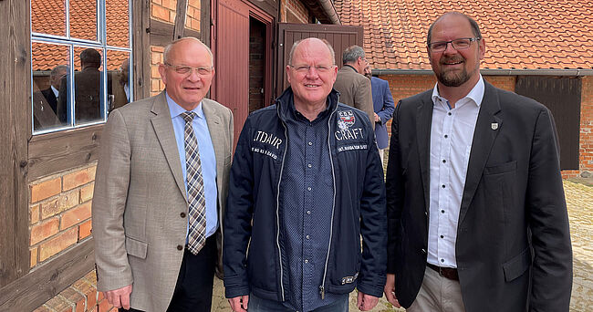 Foto Landkreis Börde / auf dem Bild auf dem Hof des Technischen Denkmals Ziegelei in Hundisburg sind zu sehen: Alt-Landrat Thomas Webel (Bildmitte), mit der Bildung des Landkreises Börde am 1. Juli 2007 bis 2011 im Amt / Alt-Landrat Hans Walker (links im Bild), bis 2018 Landrat des Landkreises Börde und Landrat Martin Stichnoth, im Amt seit 7. September 2018, gewählt bis 2025