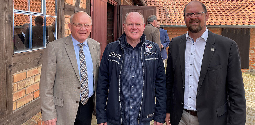 Foto Landkreis Börde / auf dem Bild auf dem Hof des Technischen Denkmals Ziegelei in Hundisburg sind zu sehen: Alt-Landrat Thomas Webel (Bildmitte), mit der Bildung des Landkreises Börde am 1. Juli 2007 bis 2011 im Amt / Alt-Landrat Hans Walker (links im Bild), bis 2018 Landrat des Landkreises Börde und Landrat Martin Stichnoth, im Amt seit 7. September 2018, gewählt bis 2025