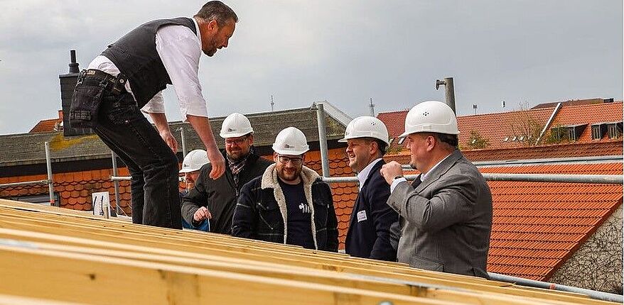 Foto Sebastian Pötzsch / Die letzten Nägel werden durch Bürgermeister Frank Nase, BBS-Geschäftsführer Ronny Scharschmidt, Landrat Martin Stichnoth sowie die beiden „Mirabell“-Geschäftsführer Philipp Keck und Robert Hille (von rechts) versenkt. 