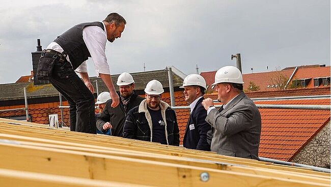 Foto Sebastian Pötzsch / Die letzten Nägel werden durch Bürgermeister Frank Nase, BBS-Geschäftsführer Ronny Scharschmidt, Landrat Martin Stichnoth sowie die beiden „Mirabell“-Geschäftsführer Philipp Keck und Robert Hille (von rechts) versenkt. 