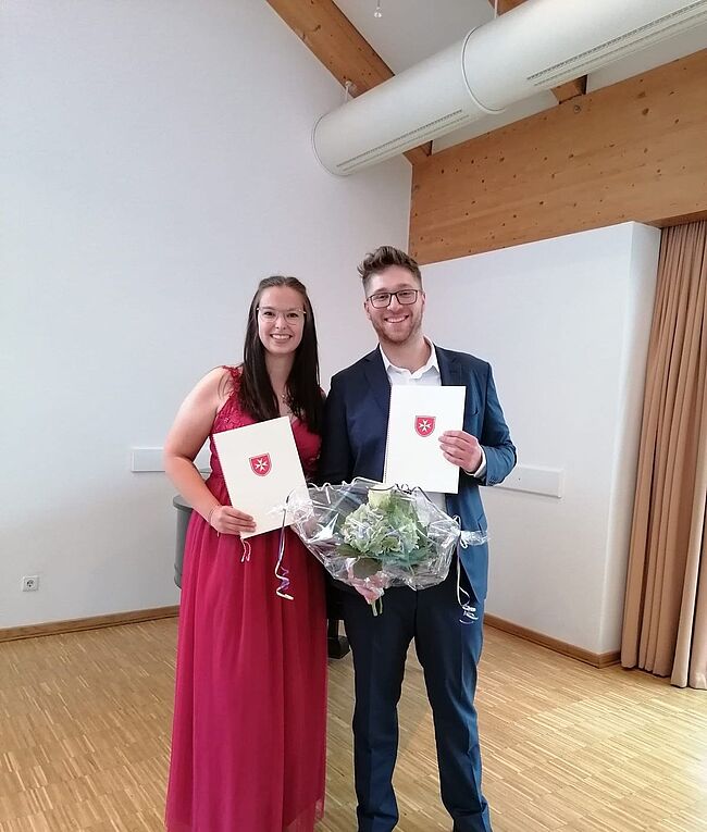 Landkreis Börde: Nele Lederer (Seggerde) und Tony Siebert (Rogätz) sind Notfallsanitäter. Hier stehen die beiden nebeneinander zum Erinnerungsfoto.