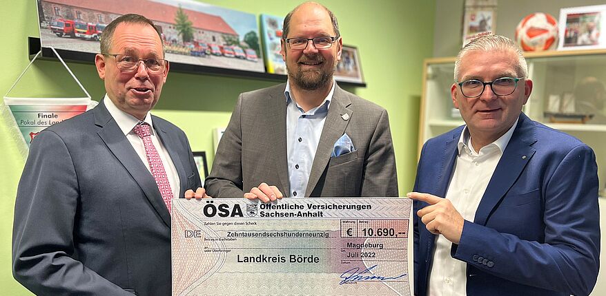 Uwe Baumgart / unter dem Motto „Schäden vergüten und Schadensverhütung belohnen“ erhält der Landkreis Börde 10.690 Euro von der ÖSA zurück / von links: ÖSA-Geschäftsstellenleiter Thomas Lippold, Martin Stichnoth und ÖSA-Abteilungsdirektor Frank Meyer