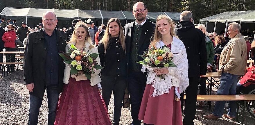 Landkreis Börde / Erinnerungsfoto - Martin Stichnoth und Thomas Webel mit der Heidekönigin und der -prinzessin.